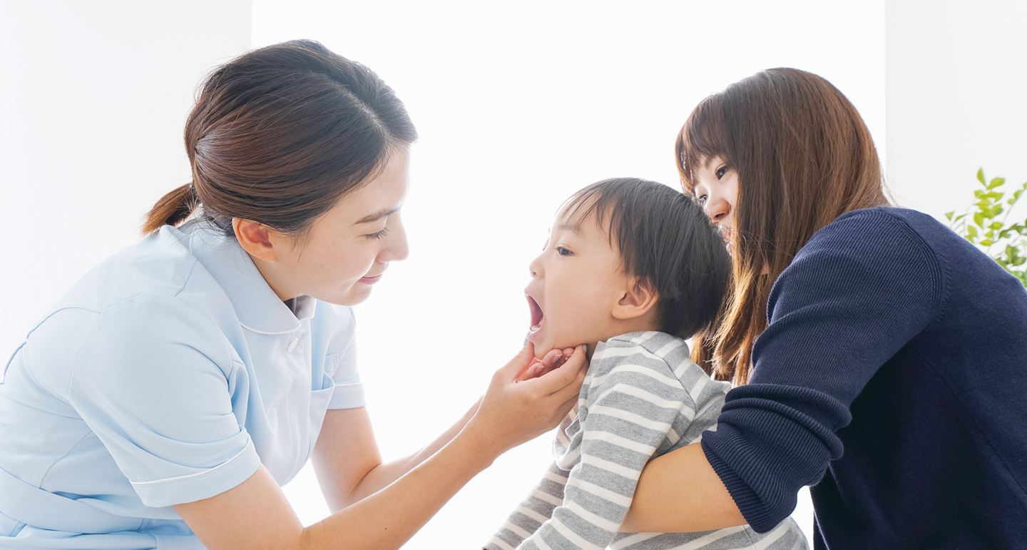 子供の歯をチェックする様子