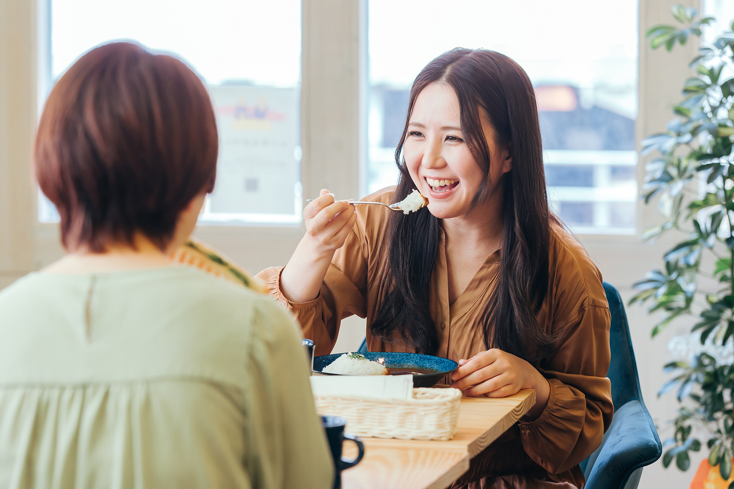食事をする女性2人