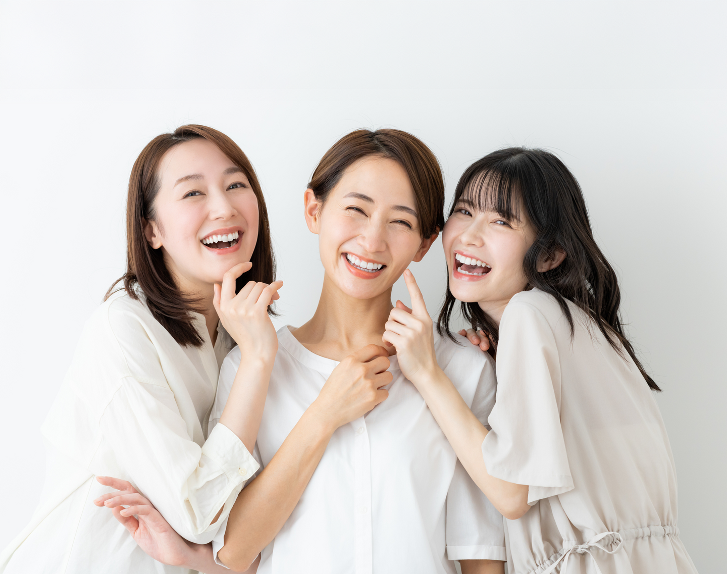 笑顔の女性3人組