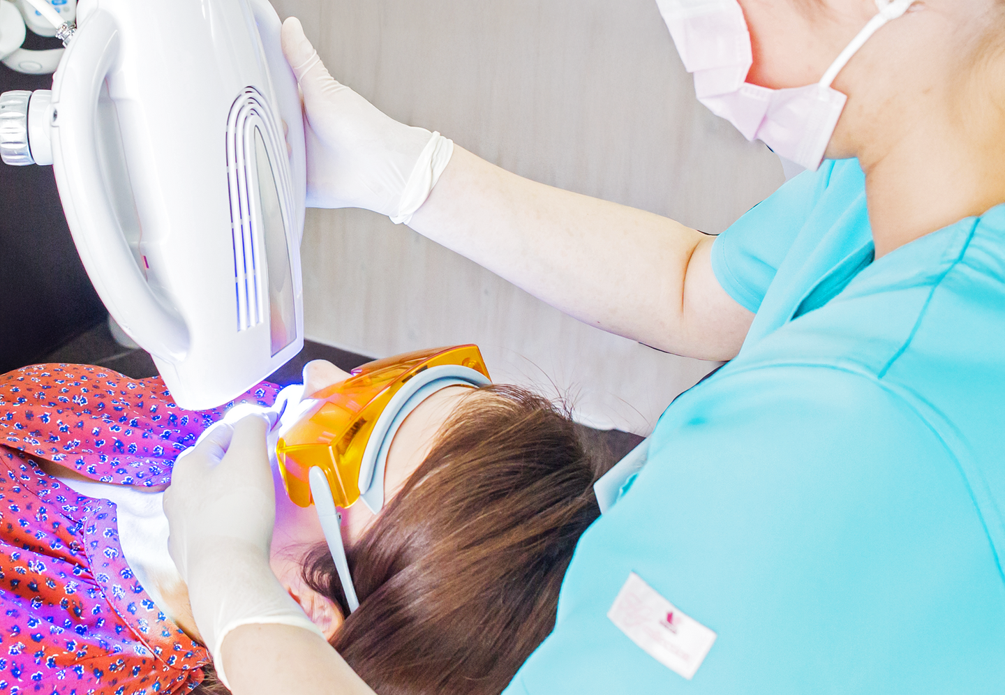 K.FUKUDA DENTAL CLINIC オフィスホワイトニングの様子