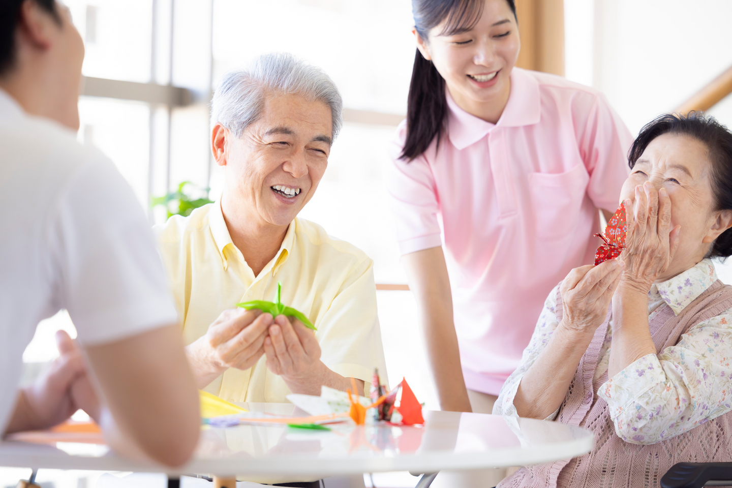 笑顔のシニアとスタッフ達