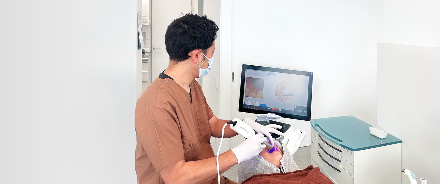 歯の型取りの様子