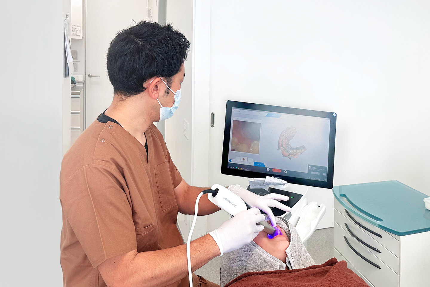 歯の型取りの様子