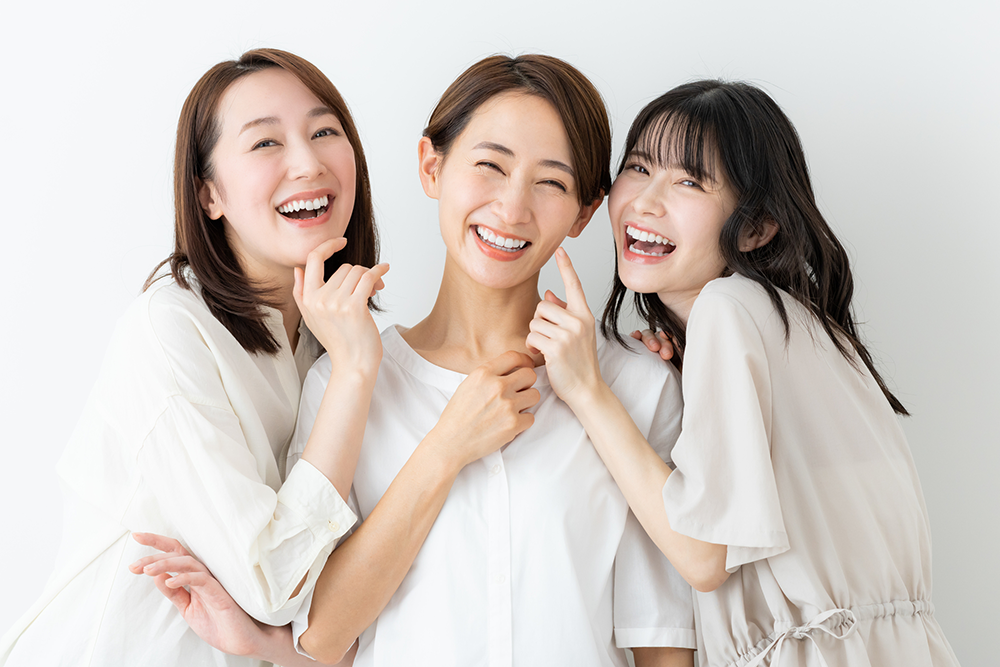 笑顔の女性3人組