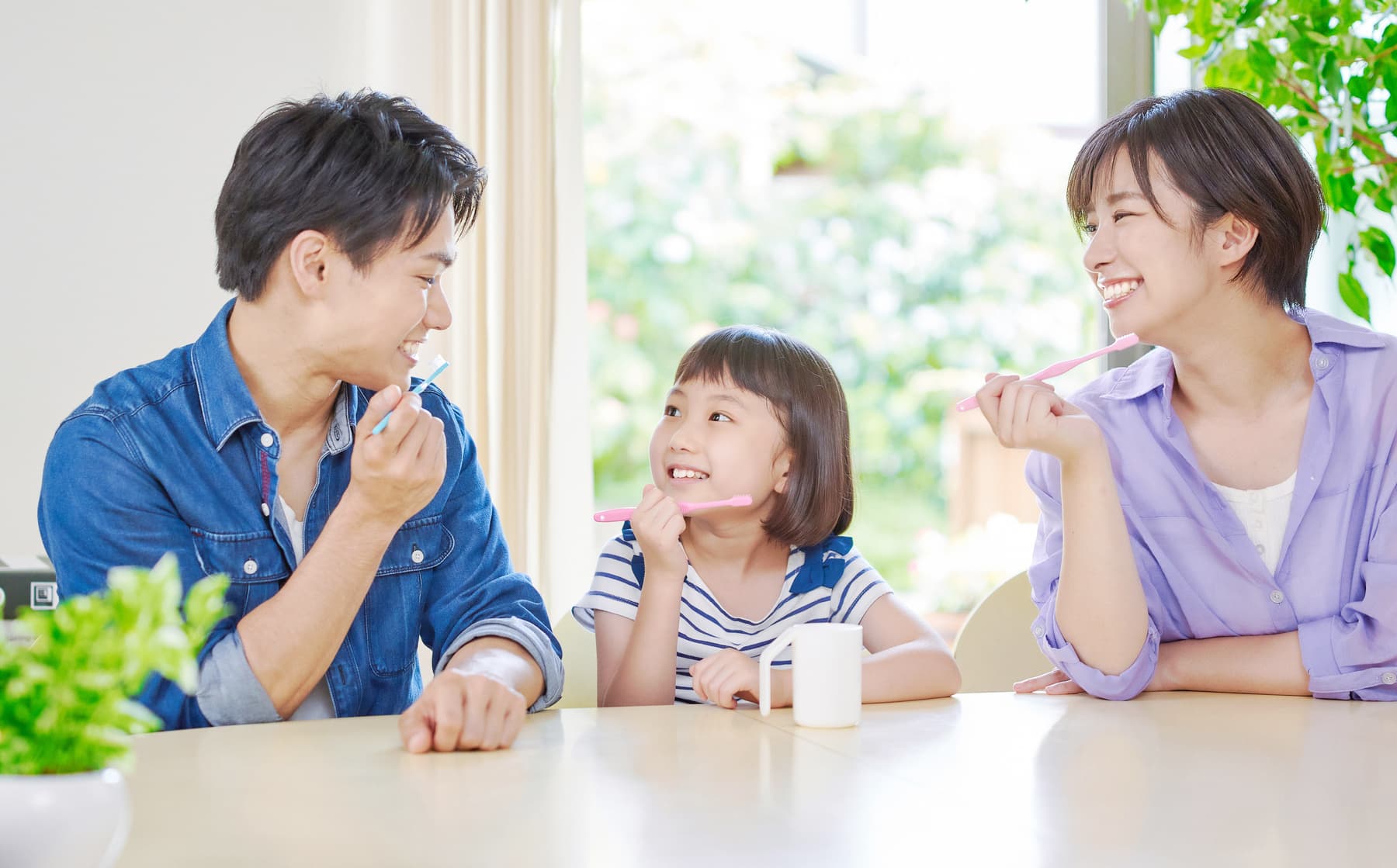 歯磨きをする家族